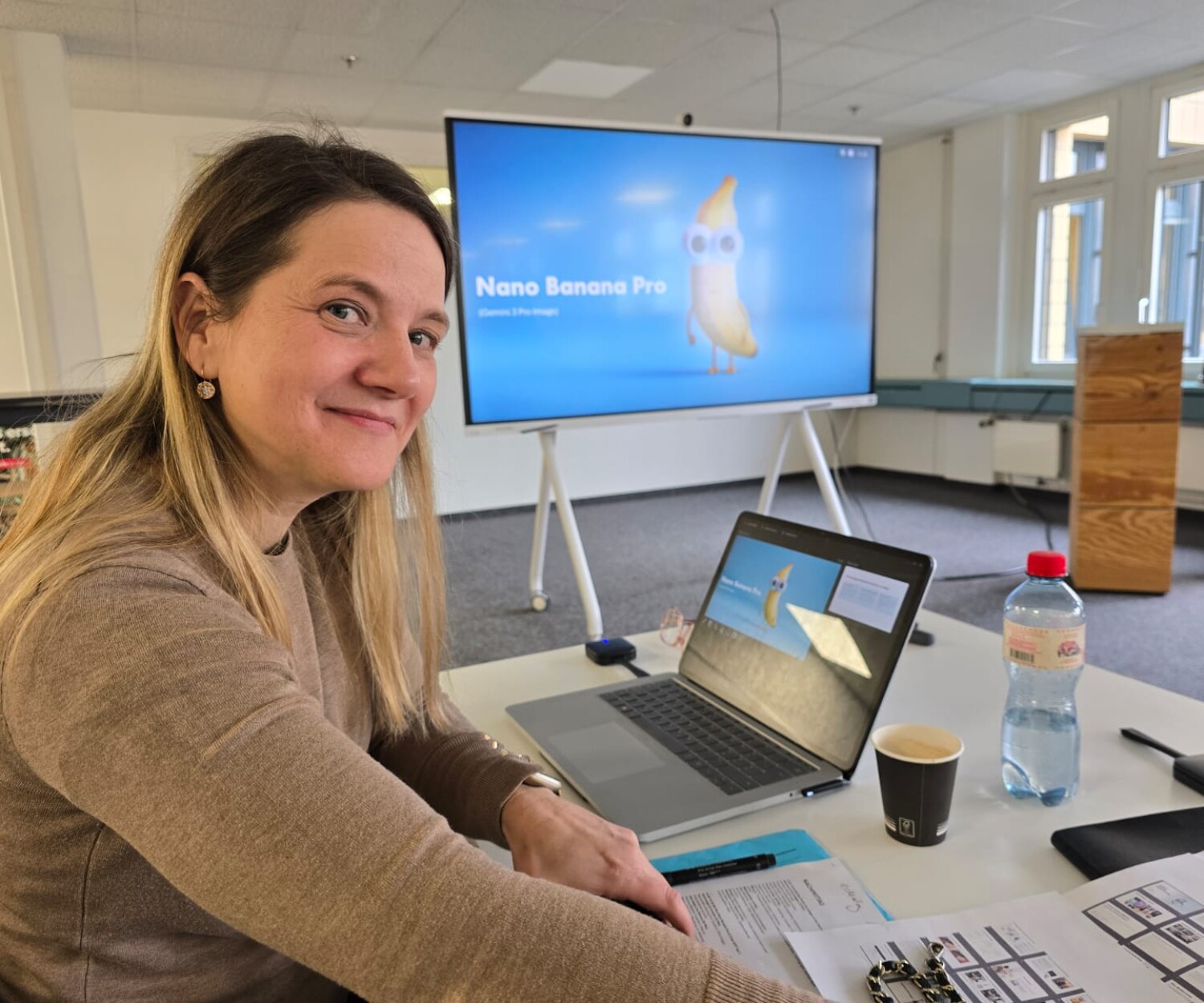 Monika Liechti leitet KI-Bildgenerierung Training für Marketing-Team bei Brack.Alltron: Hands-on mit Laptop vor Midjourney-Screen