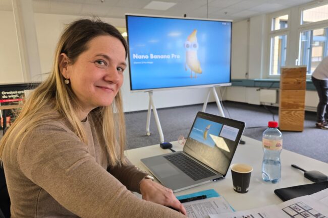 Monika Liechti leitet KI-Bildgenerierung Training für Marketing-Team bei Brack.Alltron: Hands-on mit Laptop vor Midjourney-Screen