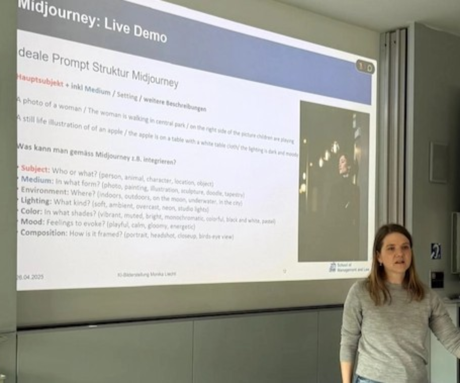 Das Bild zeigt Monika Liechti, die in einem modernen Seminarraum neben einer Leinwand mit einer Midjourney-Präsentation steht. Die Folie behandelt Prompt-Strukturen und den Umgang mit KI-Bildgenerierung, einschließlich der Frage, wie man KI generierte Bilder kennzeichnen kann. Im Vordergrund sind Tische mit Unterlagen und ein Laptop zu sehen, was auf einen Workshop- oder Vortragssituationscharakter hinweist.