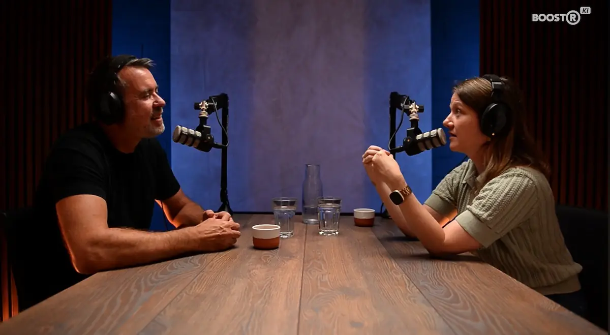 Markus Mallaun und Monika Liechti im Gespräch über KI Bildgenerierung & Fotografie im Podcast-Studio.