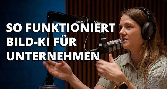 Monika Liechti spricht im Podcast-Studio über KI Bildgenerierung & Fotografie für Unternehmen.
