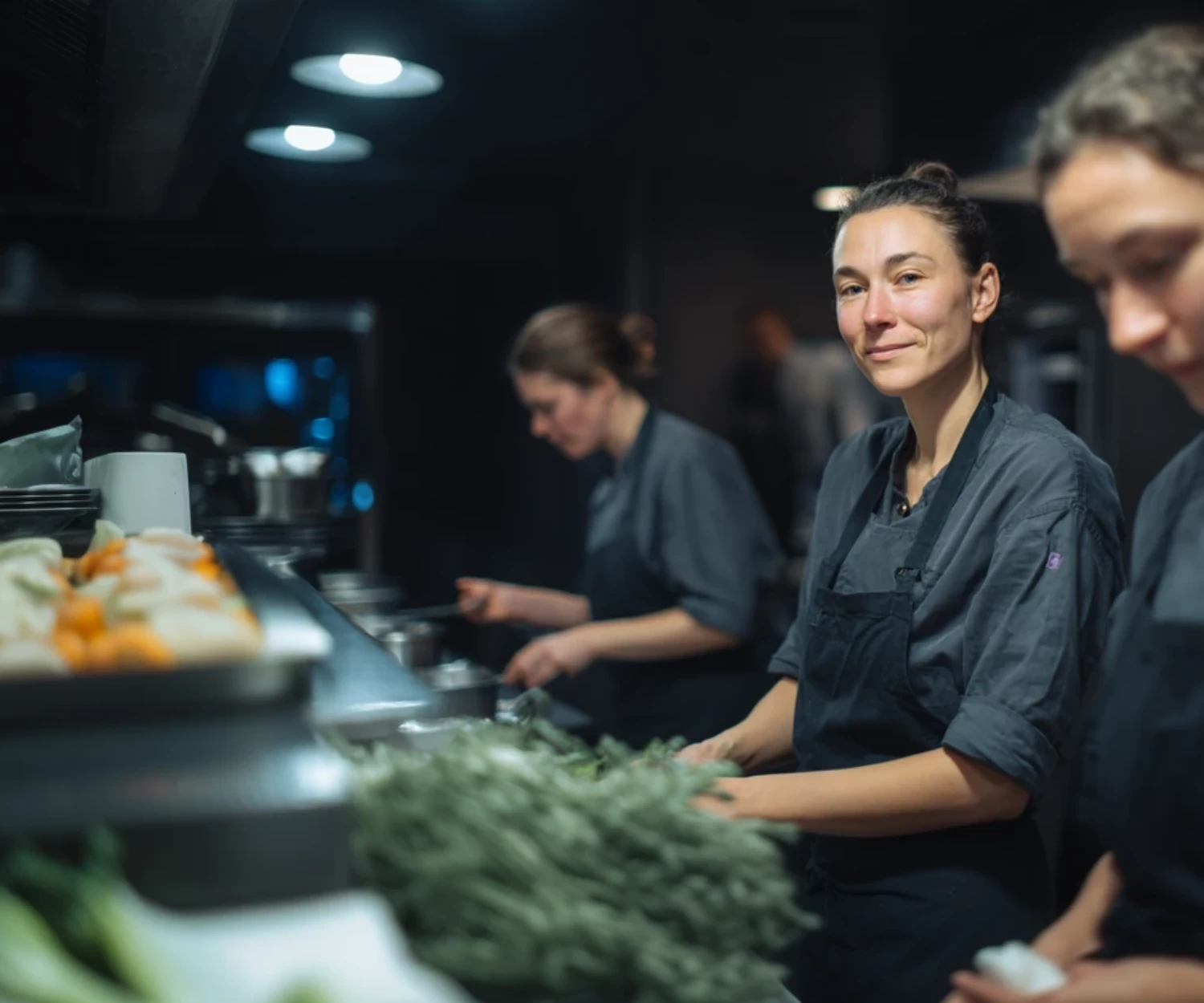 Das Bild zeigt eine mit Midjourney erstellte, realistisch wirkende Küchen-Szene mit mehreren Mitarbeitenden bei der Arbeit. Die Aufnahme eignet sich als visuelle Ergänzung für Inhalte über KI-generierte Bilder, Gastronomie und den professionellen Einsatz von Midjourney.