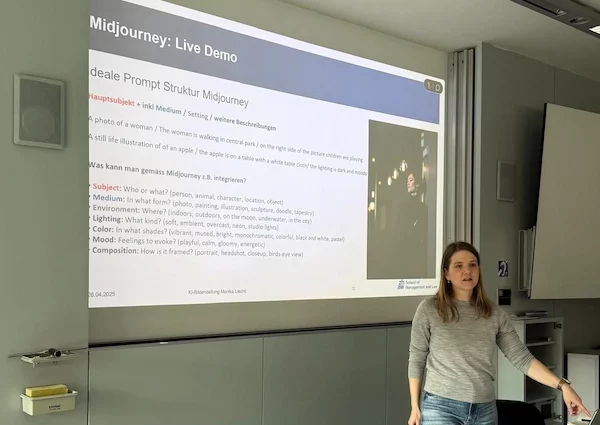 Das Bild zeigt Monika Liechti, die in einem modernen Seminarraum neben einer Leinwand mit einer Midjourney-Präsentation steht. Die Folie behandelt Prompt-Strukturen und den Umgang mit KI-Bildgenerierung, einschließlich der Frage, wie man KI generierte Bilder kennzeichnen kann. Im Vordergrund sind Tische mit Unterlagen und ein Laptop zu sehen, was auf einen Workshop- oder Vortragssituationscharakter hinweist.